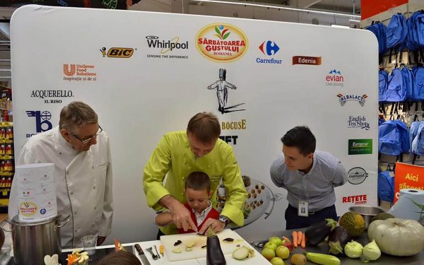Roumanie Démonstration Culinaire École Orphelinat - Frederic Jaunault MOF Primeur Fruits Legumes